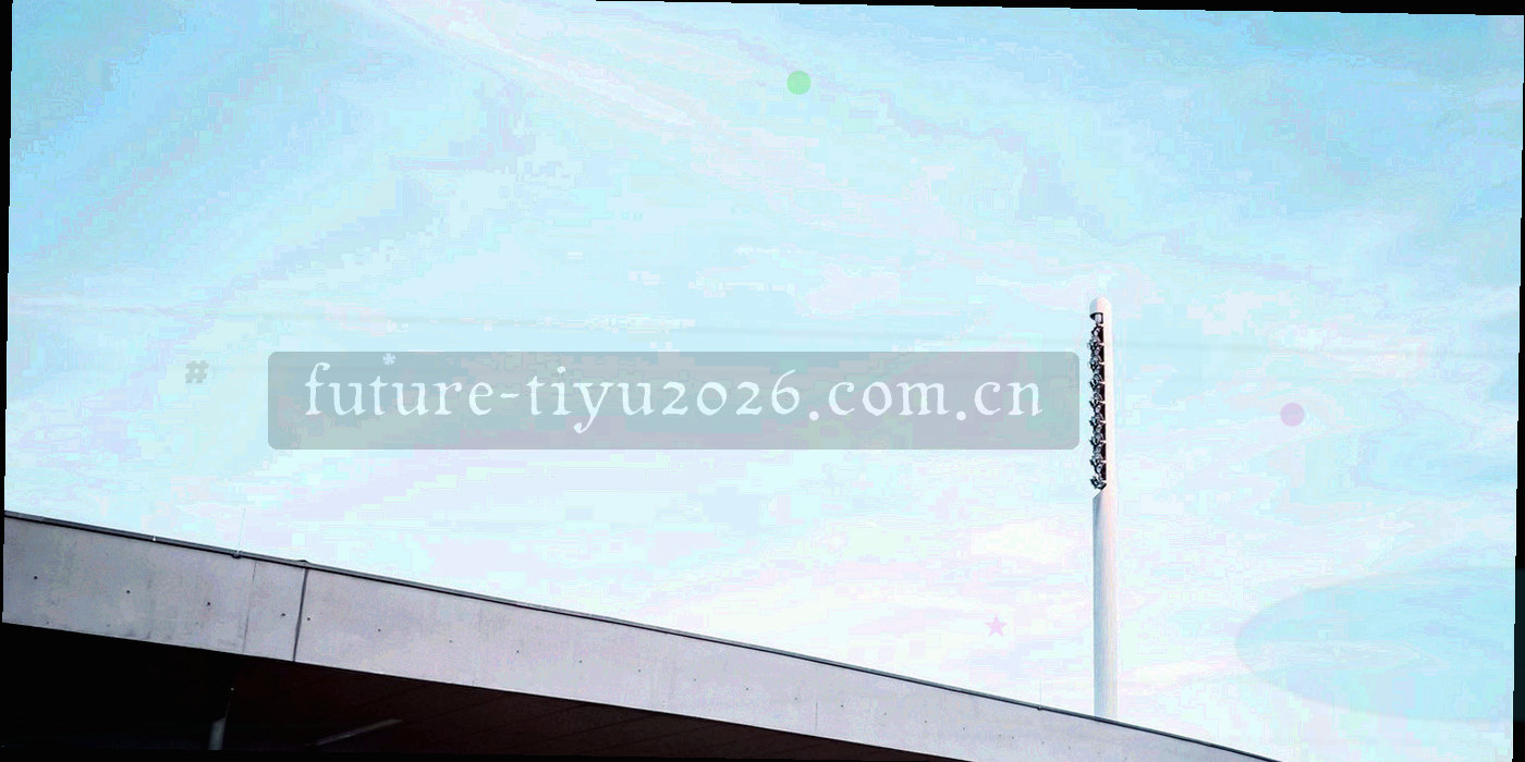 球场边线、中圈与罚球弧组成的抽象线条图，深蓝底色上带橙色弧线高光